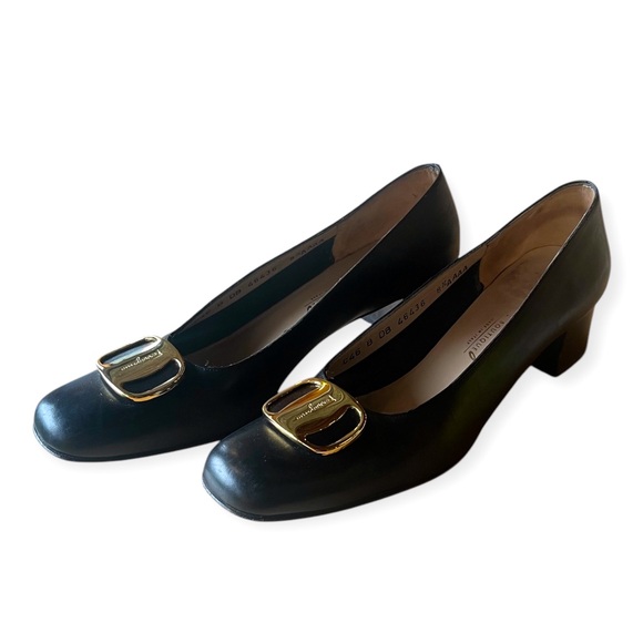 Vintage Salvatore Ferragamo Black Low Heel Pumps w/Gold Logo Accent, sz 8.5 AAAA - Picture 1 of 15